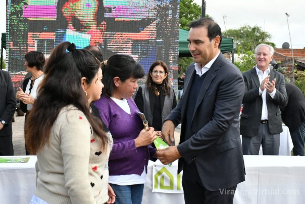 Valdés inauguró diez viviendas en El Sombrero y firmó convenio para construir más