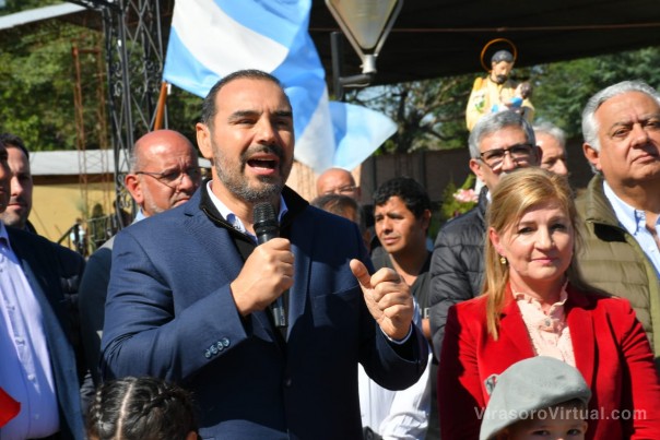 Valdés inauguró obras en Lomas de Vallejos y firmó convenios para viviendas