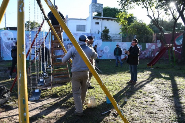 La Municipalidad instala nuevos juegos y recupera un espacio público en el barrio Ayuda Mutua