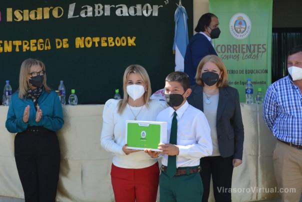 La ministra Benítez entregó notebooks y tabis a escuelas de San Isidro