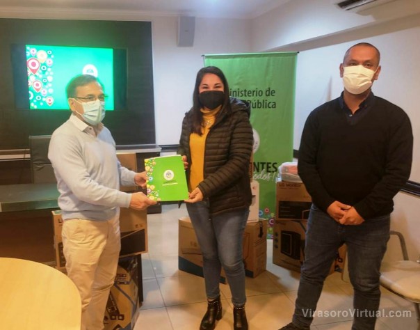 Cardozo entregó equipamiento informático a instituciones de Salud Pública