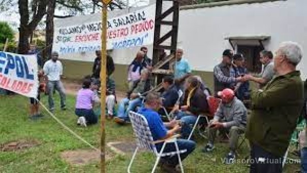 Corrientes: policías retirados se encadenaron en reclamo de mejoras salariales