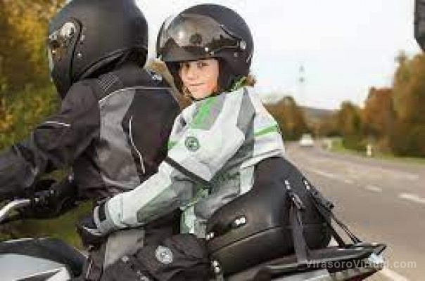 Viajar en moto con niños: una práctica suicida