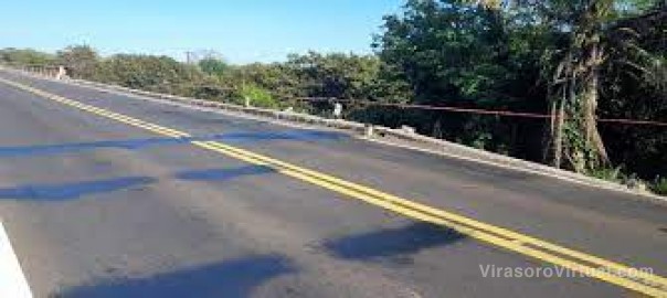 Un camión cayó al río Aguapey y el chofer sufrió principio de hipotermia