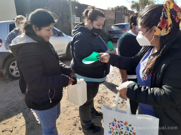 Los Barrios Quilmes y Caridi recibieron lavandina y barbijos