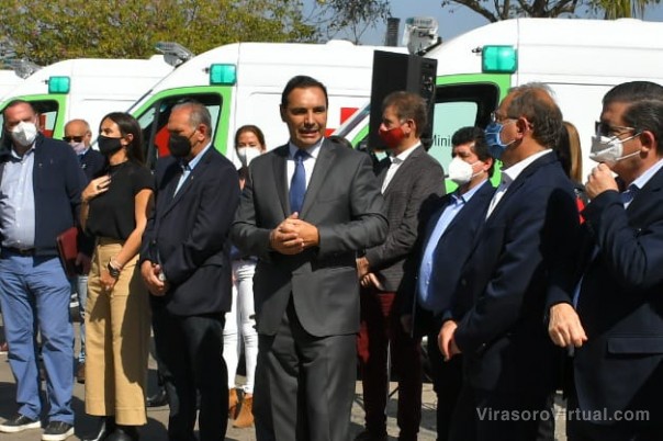 Valdés presidió entrega de ambulancias y utilitario, para el traslado de pacientes