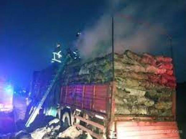Un camión que llevaba carbón se prendió fuego en medio de la ruta