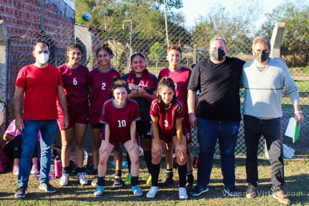 En la cancha del barrio San Jorge, Juan Pablo Valdés disfruto de una tarde de futbol femenino junto a su equipo