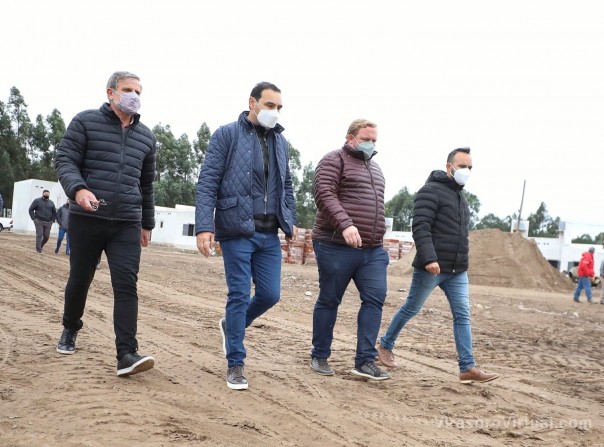 Valdés recorrió las 130 viviendas que el Gobierno provincial construye en Ituzaingó