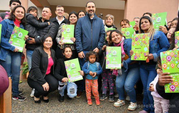 Valdés entregó 20 viviendas en Yapeyú y anunció la construcción de otras 30 para hacer realidad el sueño del techo