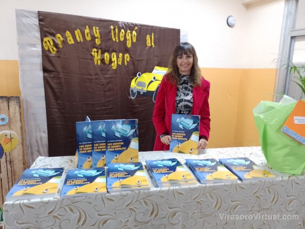 Escritora correntina dona ejemplares de su libro para los Hogares "Tía Amanda" y "Domingo Savio"