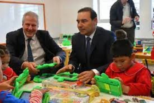 Valdés recibe a dos ministros nacionales para inaugurar obras educativas