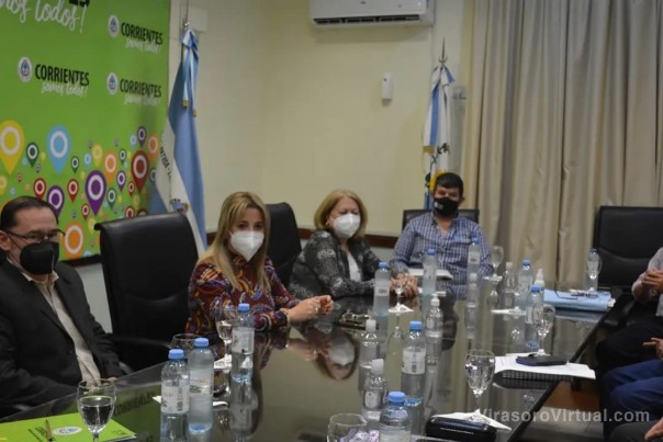 Reunión entre autoridades educativas y gremios docentes para tratar la presencialidad plena en las aulas