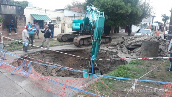 La Municipalidad y Aguas de Corrientes trabajan en el socavamiento de la calle General Paz
