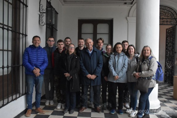 Estudiantes franceses disfrutaron de un recorrido guiado por la ciudad