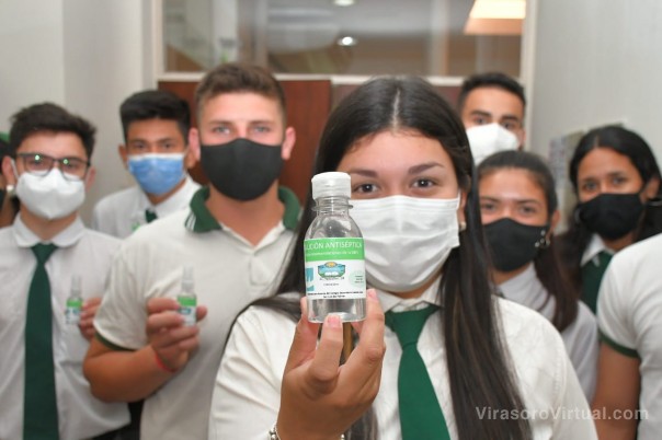 La ministra de Educación recibió a un grupo de alumnos que producen solución antiséptica