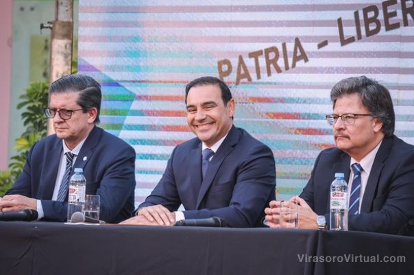 El intendente Augusto Suaid acompañó al gobernador @gustavovaldesok en la firma del Pacto Correntino
