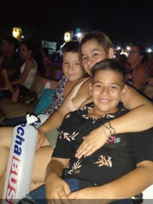 Familias que asisten a la Biblioteca "Norberto Lischinsky", en la Fiesta Nacional del Chamamé