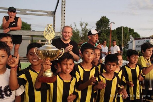 Te mostramos lo que fue la segunda edición de la “Copa Kuña Porá” realizada en la cancha del Barrio "Jardín"