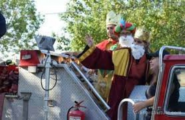 Los Reyes Magos repartieron regalos y recorrieron las calles en autobomba