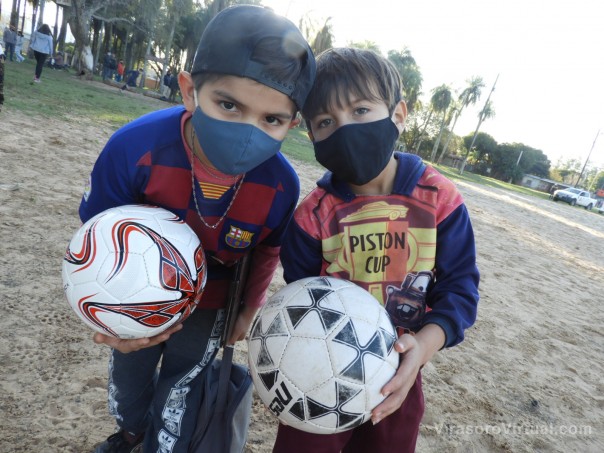 Escuelitas de Fútbol del barrio Cremonte recibieron elementos deportivos y luces led
