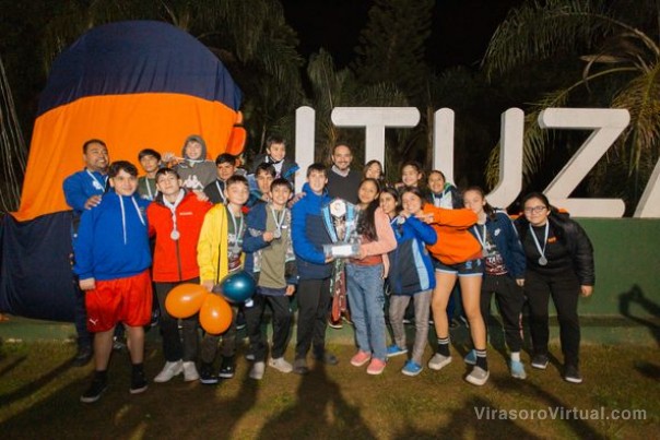 El intendente Juan Pablo Valdés recibió a los chicos de handball que fueron a representar a #Corrientes en el Torneo