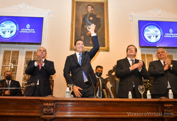 Juró Valdés ante la Asamblea Legislativa y prometió un futuro lleno de esperanzas para Corrientes