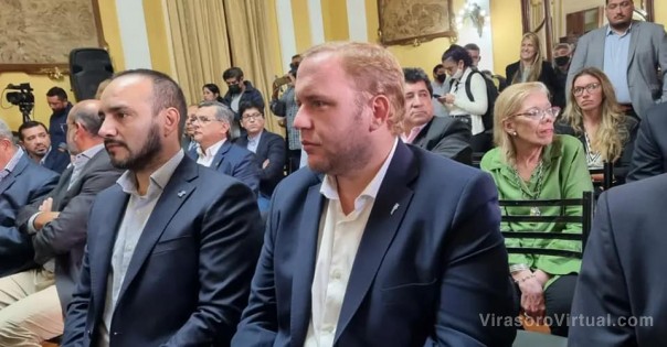 El intendente Juan Pablo Valdes acompaño al gobernador Gustavo Valdés en la firma del convenio