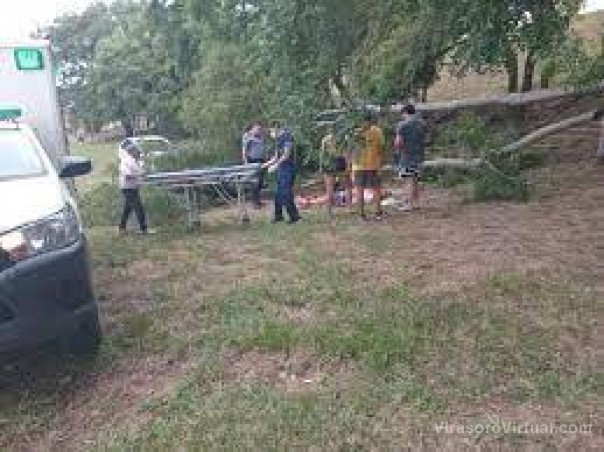 Se derrumbó un árbol encima de un hombre que ingresaba a la playa de Ituzaingó