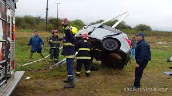 Accidente en una ruta de Corrientes: un auto despistó y se incrustó en un poste de energía