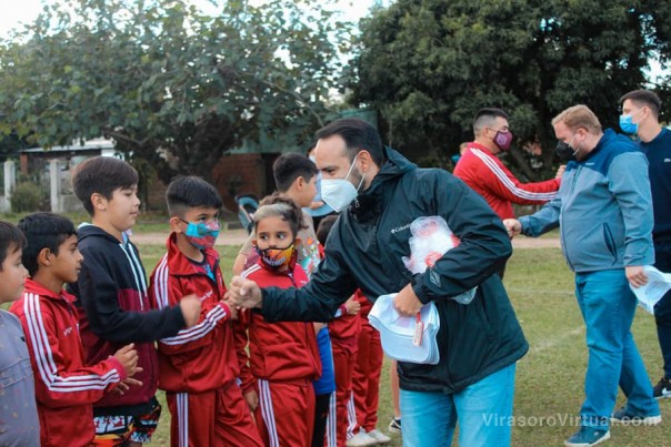 Juan Pablo Valdes visito a los chicos del Club Decano