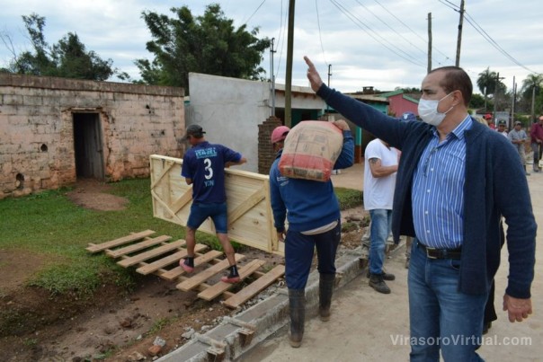 Llevan materiales de construcción a familias del Barrio Centenario