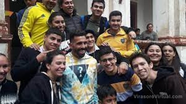 Carlos Tévez visitó un hogar de niños y revolucionó La Cruz