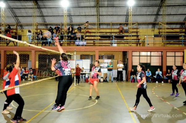 Docentes de escuelas primarias y secundarias juegan un nuevo torneo de vóley