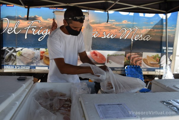 Se realizaron las ferias de emprendedores con show artístico y el camión de pescado