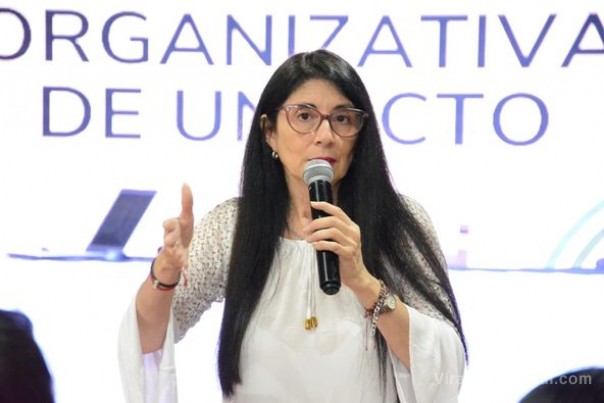 Didáctica charla sobre protocolo a cargo de la profesora Graciela Zarate