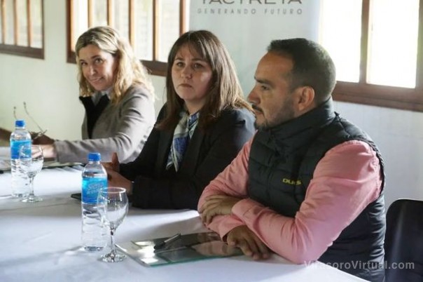 El intendente Juan Pablo Valdes participo de la firma de Convenio entre la Entidad Binacional Yacyretá