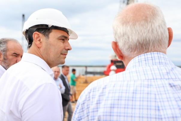 Valdés visitó las obras de construcción del nuevo puerto en Ituzaingó