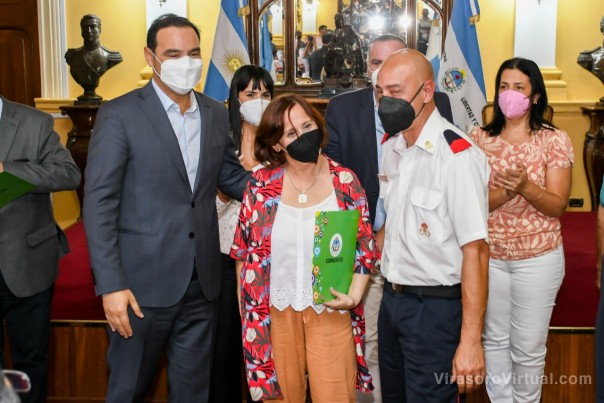 Valdés reconoció el esfuerzo de los bomberos y los instó a seguir enfrentando esta catástrofe