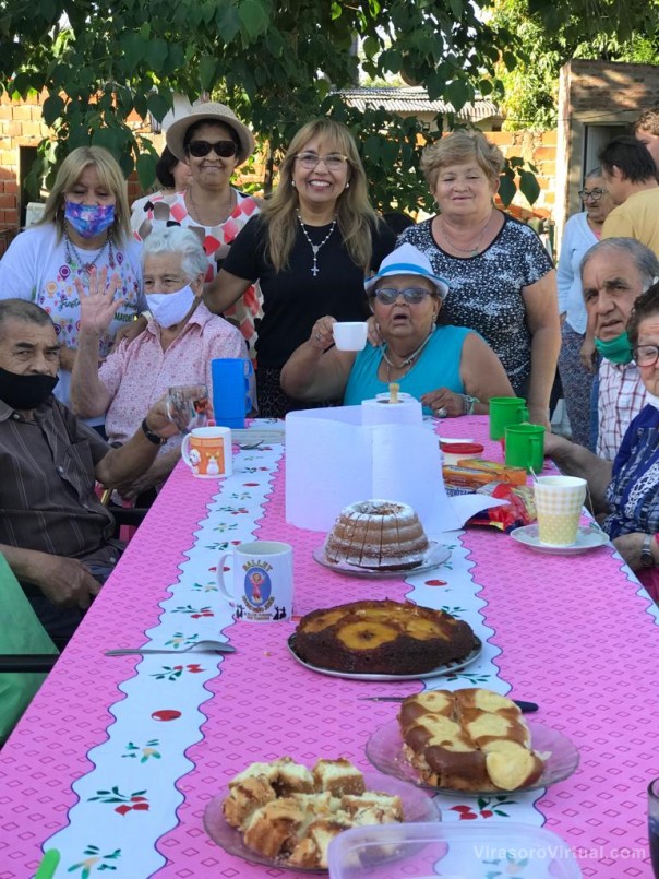 Los adultos mayores disfrutaron de un te entre ritmo y charlas