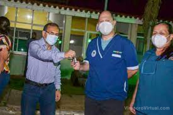 Cardozo entregó ambulancias a la DES y a hospitales del interior
