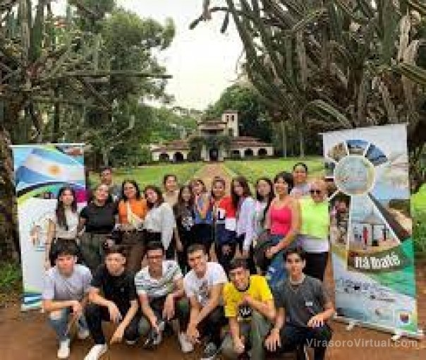 El ballet municipal de Itá Ibaté realizó un city tour en Virasoro