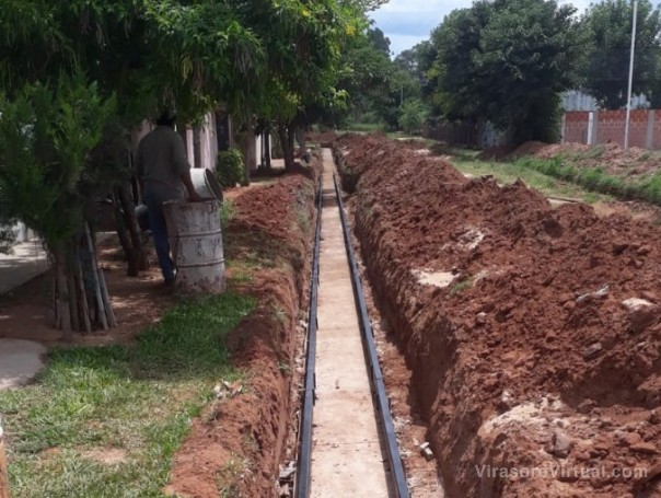 El Gobierno Provincial ejecuta trabajos de cordón cuneta y badenes en el centro urbano de Colonia Pando