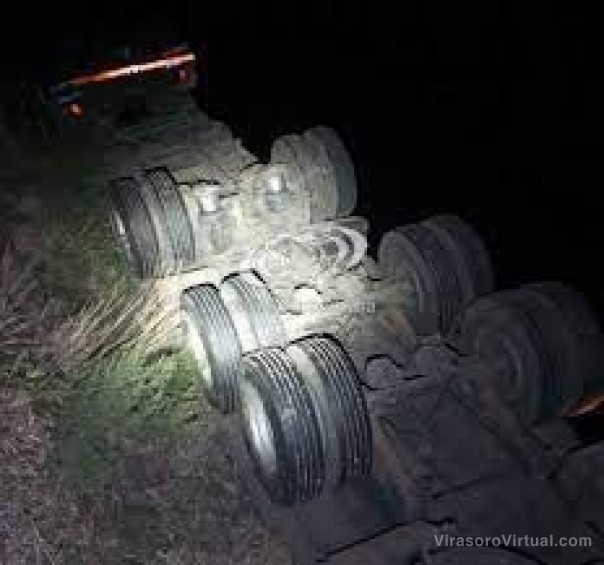 Camión que transportaba cajas de sidra volcó sobre ruta nacional 14