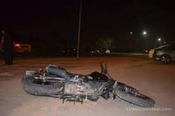 Un joven terminó herido de gravedad tras el choque entre un auto y una motocicleta