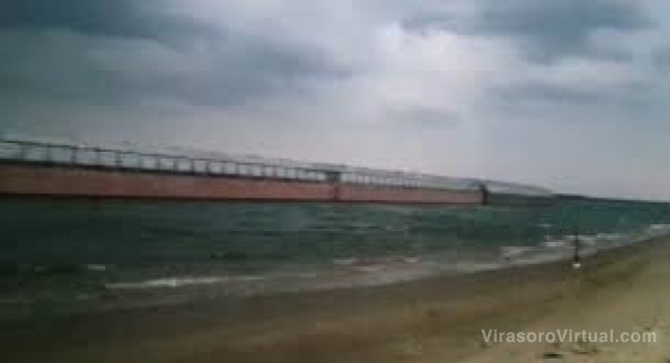 Ituzaingó: fuertes vientos arrastraron una barcaza que circulaba por el río Paraná hacia la costa argentina