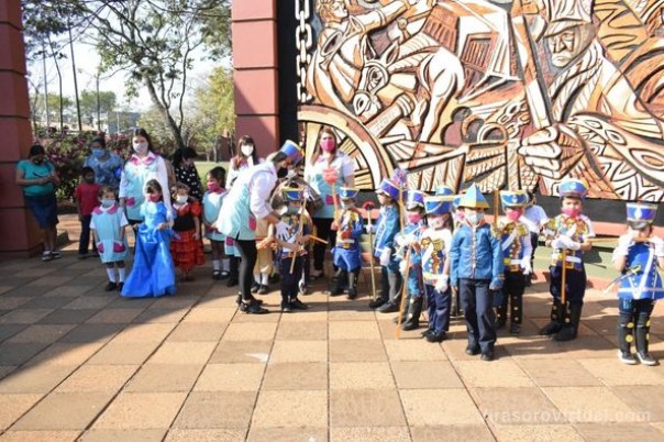 Los niños de las salitas de 4 y 5 años del EJI n° 53 disfrutaron de una clase abierta en la Plaza San Martín