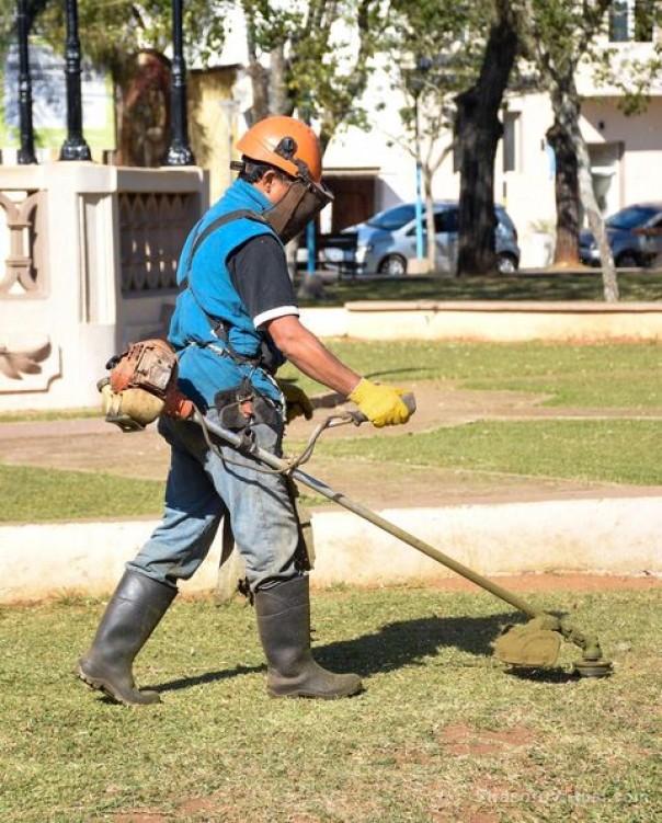 El mantenimiento de plazas y plazoletas ocupa un lugar fundamental en la agenda municipal