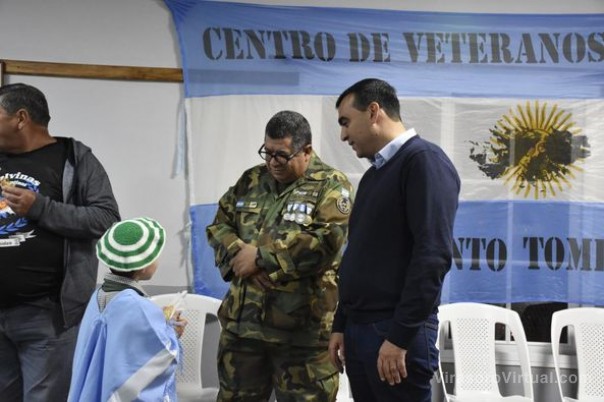 Junto al intendente @augustosuaid, vecinos de la ciudad, miembros del equipo municipal, veteranos y familiares de los caídos