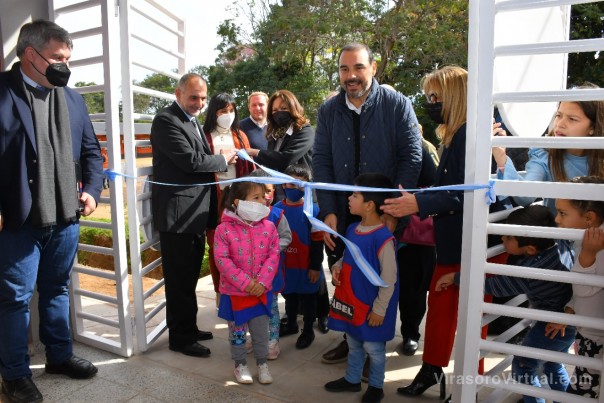 Valdés en Apipé, inauguró un Jardín, entregó viviendas y anunció más inversión en educación, energía y transporte